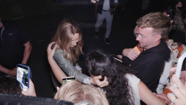 Celine Dion Steals the Show for The Crowd of Fans Gathered Outside Her Hotel - Paris Videograbs - Canadian singer Celine Dion greets, sings, and poses for selfies with hundreds of fans gathered every evening outside her hotel ahead of her 16-date historic residency at Paris La Défense Arena. Paris, France, September 8, 2026. Videograbs by CLPRESS ABACAPRESS.COM Paris Ile-de-France France  Copyright: xCLPRESS ABACAx