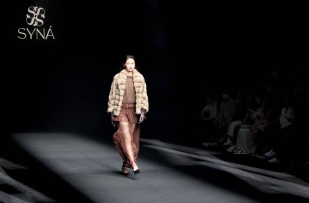BEIJING, CHINA - SEPTEMBER 07: SYNA brand fashion is displayed on the runway at the China International Fashion Week Autumn 2026 on September 7, 2026 in Beijing, China. The event showcases collections from various designers for the upcoming season.  Copyright: xVCGx 111664998761