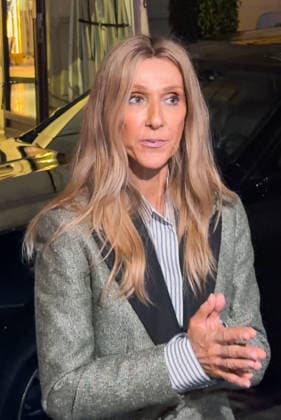 Céline Dion, returning from an intense rehearsal session, takes the time to greet her fans in front of the Royal Monceau hotel in Paris on September 7, 2026. Lea Vieillot, Bestimage. Céline Dion, back from an intense rehearsal session, takes the time to greet her fans in front of the Royal Monceau hotel in Paris on September 7, 2026 Paris, France  Copyright: xLÃ axVieillot BestimagexLÃ axVieillot Bestimagex