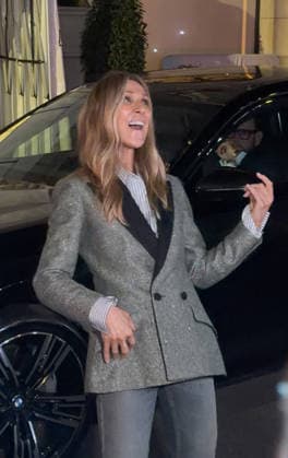 Céline Dion, returning from an intense rehearsal session, takes the time to greet her fans in front of the Royal Monceau Hotel in Paris on September 7, 2026. Lea Vieillot, Bestimage. Céline Dion, back from an intense rehearsal session, takes the time to greet her fans in front of the Royal Monceau hotel in Paris on September 7, 2026, Paris, France  Copyright: xLÃ axVieillot BestimagexLÃ axVieillot Bestimagex