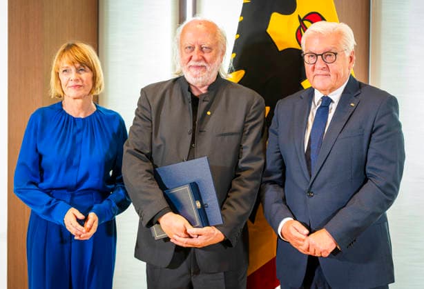 Elke Büdenbender + Pr Steinmeier + Laszlo Krasznahorkai EUR, Deutschland, Berlin, 08.09.2026: Verleihung des Großen Verdienstkreuzes mit Stern des Verdienstordens der Bundesrepublik Deutschland an den Nobelpreisträger für Literatur Laszlo Krasznahorkai durch BPr Steinmeier.