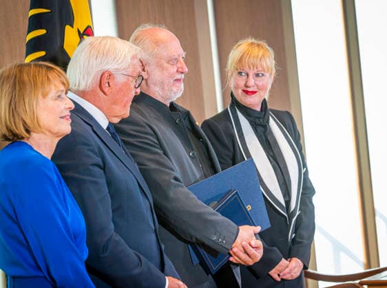 Elke Büdenbender + Pr Steinmeier + Laszlo Krasznahorkai + Tochter Katalin Krasznahorkai EUR, Deutschland, Berlin, 08.09.2026: Verleihung des Großen Verdienstkreuzes mit Stern des Verdienstordens der Bundesrepublik Deutschland an den Nobelpreisträger für Literatur Laszlo Krasznahorkai durch BPr Steinmeier.