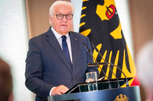 Frank-Walter Steinmeier EUR, Deutschland, Berlin, 08.09.2026: Verleihung des Großen Verdienstkreuzes mit Stern des Verdienstordens der Bundesrepublik Deutschland an den Nobelpreisträger für Literatur Laszlo Krasznahorkai durch BPr Steinmeier.