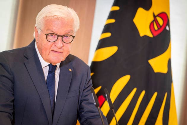 Frank-Walter Steinmeier EUR, Deutschland, Berlin, 08.09.2026: Verleihung des Großen Verdienstkreuzes mit Stern des Verdienstordens der Bundesrepublik Deutschland an den Nobelpreisträger für Literatur Laszlo Krasznahorkai durch BPr Steinmeier.