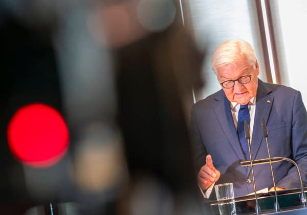 Frank-Walter Steinmeier EUR, Deutschland, Berlin, 08.09.2026: Verleihung des Großen Verdienstkreuzes mit Stern des Verdienstordens der Bundesrepublik Deutschland an den Nobelpreisträger für Literatur Laszlo Krasznahorkai durch BPr Steinmeier.
