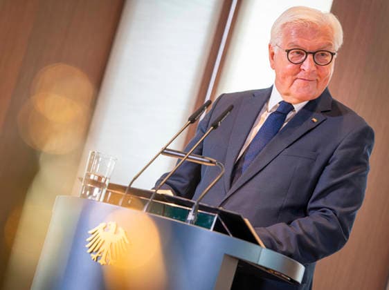 Frank-Walter Steinmeier EUR, Deutschland, Berlin, 08.09.2026: Verleihung des Großen Verdienstkreuzes mit Stern des Verdienstordens der Bundesrepublik Deutschland an den Nobelpreisträger für Literatur Laszlo Krasznahorkai durch BPr Steinmeier.