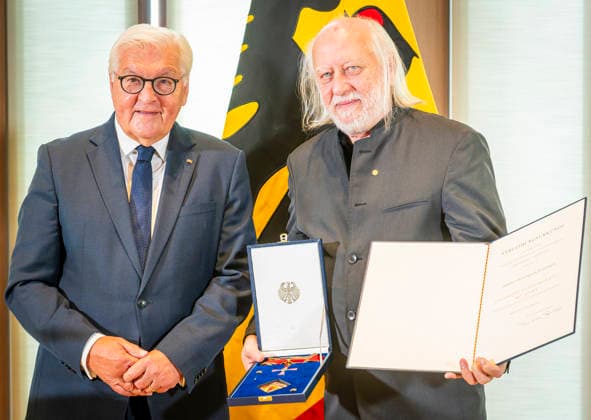 Pr Steinmeier + Laszlo Krasznahorkai EUR, Deutschland, Berlin, 08.09.2026: Verleihung des Großen Verdienstkreuzes mit Stern des Verdienstordens der Bundesrepublik Deutschland an den Nobelpreisträger für Literatur Laszlo Krasznahorkai durch BPr Steinmeier.