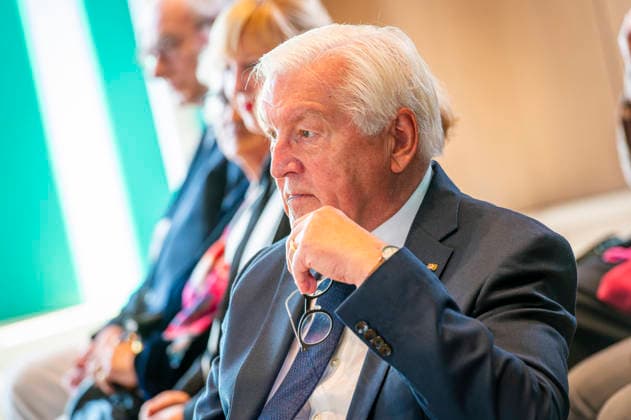 Frank-Walter Steinmeier EUR, Deutschland, Berlin, 08.09.2026: Verleihung des Großen Verdienstkreuzes mit Stern des Verdienstordens der Bundesrepublik Deutschland an den Nobelpreisträger für Literatur Laszlo Krasznahorkai durch BPr Steinmeier.