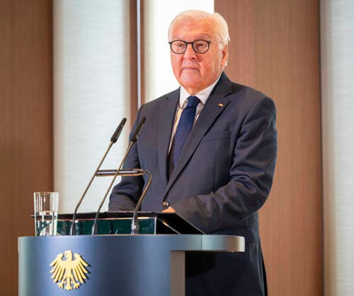 Frank-Walter Steinmeier EUR, Deutschland, Berlin, 08.09.2026: Verleihung des Großen Verdienstkreuzes mit Stern des Verdienstordens der Bundesrepublik Deutschland an den Nobelpreisträger für Literatur Laszlo Krasznahorkai durch BPr Steinmeier.