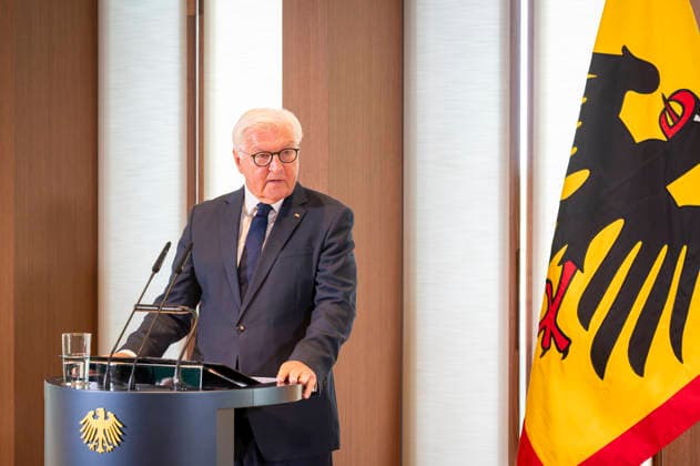 Frank-Walter Steinmeier EUR, Deutschland, Berlin, 08.09.2026: Verleihung des Großen Verdienstkreuzes mit Stern des Verdienstordens der Bundesrepublik Deutschland an den Nobelpreisträger für Literatur Laszlo Krasznahorkai durch BPr Steinmeier.
