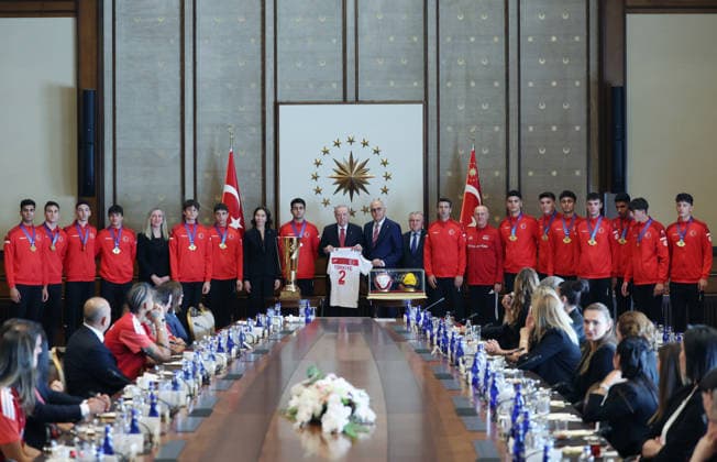 Turkish President Recep Tayyip Erdogan ANKARA, TURKIYE - SEPTEMBER 8: (----EDITORIAL USE ONLY - MANDATORY CREDIT - TURKISH PRESIDENCY MURAT KULA HANDOUT - NO MARKETING NO ADVERTISING CAMPAIGNS - DISTRIBUTED AS A SERVICE TO CLIENTS----) Turkish Minister of Youth and Sports Osman Askin Bak and Turkish Volleyball Federation President Mehmet Akif Ustundag attend Turkish President Recep Tayyip Erdogan s reception for the Turkish Women s National Volleyball Team after their victory at the 2026 CEV EuroVolley in Istanbul, on September 08, 2026 in Ankara, Turkiye. TUR Presidency Murat Kula Anadolu Ankara Turkey. Editorial use only. Please get in touch for any other usage.  Copyright: x2026xAnadoluxTURxPresidencyx xMuratxKulax