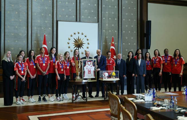 Turkish President Recep Tayyip Erdogan ANKARA, TURKIYE - SEPTEMBER 8: (----EDITORIAL USE ONLY - MANDATORY CREDIT - TURKISH PRESIDENCY MURAT KULA HANDOUT - NO MARKETING NO ADVERTISING CAMPAIGNS - DISTRIBUTED AS A SERVICE TO CLIENTS----) Turkish Minister of Youth and Sports Osman Askin Bak and Turkish Volleyball Federation President Mehmet Akif Ustundag attend Turkish President Recep Tayyip Erdogan s reception for the Turkish Women s National Volleyball Team after their victory at the 2026 CEV EuroVolley in Istanbul, on September 08, 2026 in Ankara, Turkiye. TUR Presidency Mustafa Kamaci Anadolu Ankara Turkey. Editorial use only. Please get in touch for any other usage.  Copyright: x2026xAnadoluxTURxPresidencyx xMustafaxKamacix