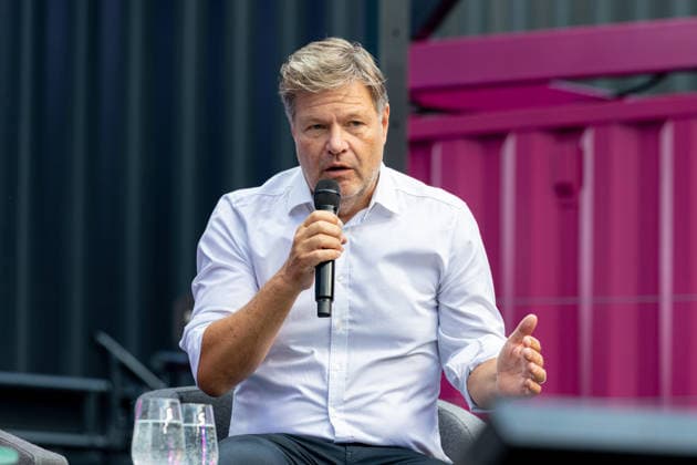 DIGITAL X 2026 im Rheinauhafen Köln - 08.09.26 Bundestagsabgeordneter, ehemaliger Bundeswirtschaftsminister und Vizekanzler Robert HABECK (Bündnis 90 Die Grünen) - Besucherinnen und Besucher informieren sich bei der DIGITAL X 2026, der jährlichen Digitalisierungsveranstaltung der Deutschen Telekom, im Rheinauhafen in Köln. Unter dem Motto Navigate What s Next dreht sich alles um Künstliche Intelligenz, Cloud Computing, Cybersicherheit und vernetzte Infrastrukturen. Köln Rheinauhafen Nordrhein-Westfalen Deutschland Copyright: xMarcxJohnx