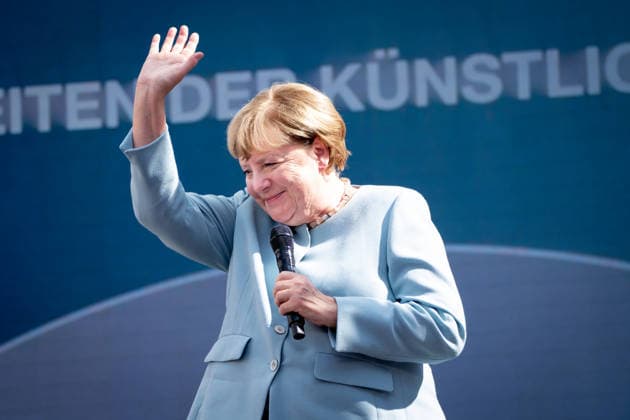 Digital X 2026 Dr. Angela Merkel, Bundeskanzlerin a. D. winkend am Ende ihres Talk auf der Harbour Stage der Digital X 2026 unter tosendem Applaus. Die DIGITAL X ist Europas fuehrende branchenuebergreifende Digitalisierungsinitiative. Mit dem Anspruch, die digitale Transformation in Wirtschaft, Politik und Gesellschaft voranzutreiben fuehrt die Deutsche Telekom Konzerne, den Mittelstand, Start-ups, Politik sowie Visionaer:innen und fuehrende Expert:innen in einer uebergreifenden Community zusammen. , Koeln, 08.09.2026 Koeln Nordrhein-Westfalen Deutschland