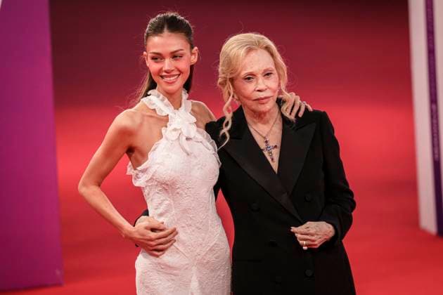 52nd Deauville American Film Festival PHOTOPQR OUEST FRANCE Charles BURY DEAUVILLE Sept. 8, 2026 52nd Deauville American Film Festival, Calvados, Normandy Faye Dunaway, American actress, and Nicola Peltz Beckham, actress, on the red carpet Photo by Charles Bury, Ouest France 52nd Deauville American Film Festival Sept. 8, 2026, DEAUVILLE, France Copyright: xPHOTOPQR OUESTxFRANCE MAXPPPxCharlesxBURYx 20260908OFR8573 20260908OFR8573