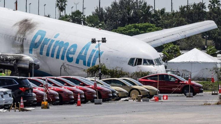 News Bilder des Tages #2 September 8, 2026: The crashed cargo plane rests near a parking lot near Miami International Airport. - ZUMAm67_ 20260908_zaf_m67_001 Copyright: xAlxDiazx