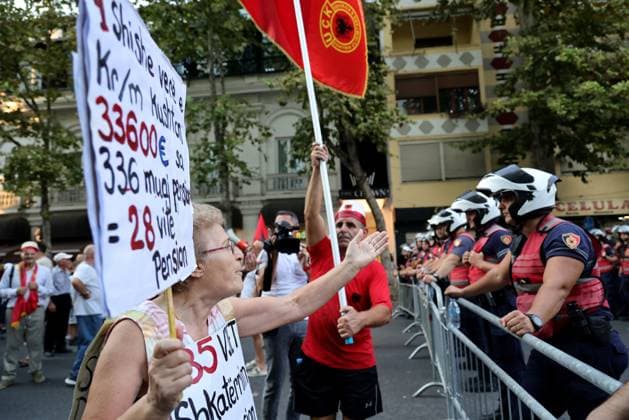 News Bilder des Tages #2 ANTI-GOVERNMENT PROTEST IN TIRANA TIRANA, ALBANIA SEPTEMBER 8, 2026: Supporters of Albania s opposition take part in the 101st consecutive protest against the government in Tirana on September 8, 2026, as the new parliamentary season begins with the first plenary session following the summer recess. Protesters gathered outside the Parliament building, where police had installed barriers and a security cordon to prevent demonstrators from approaching the building. Demonstrators chanted anti-government slogans and threw eggs and tomatoes toward police and vehicles carrying politicians. Clashes broke out between protesters and riot police, with police detaining several demonstrators. Later, protesters staged an act of civil disobedience Copyright: x xVlasovxSulajx xJNAxPressx