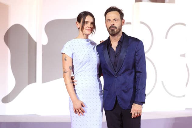 Sosie Bacon und Scoot McNairy bei der Premiere des Kinofilms Company auf der Biennale di Venezia 2023 83. Internationale Filmfestspiele von Venedig im Palazzo del Cinema. Venedig, 08.09.2026