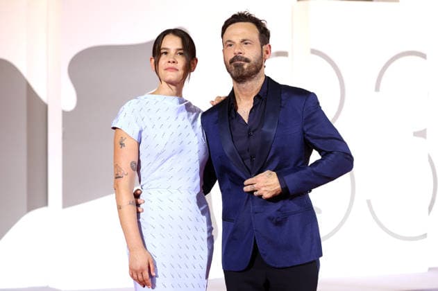 Sosie Bacon und Scoot McNairy bei der Premiere des Kinofilms Company auf der Biennale di Venezia 2023 83. Internationale Filmfestspiele von Venedig im Palazzo del Cinema. Venedig, 08.09.2026