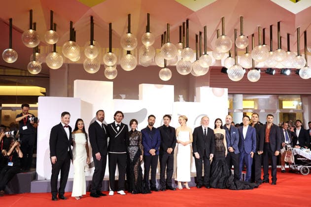 Ben Affleck, Indiana Affleck, Emily Alyn Lind, Scoot McNairy, Casey Affleck, Adelaide Clemens, Nick Nolte und Caylee Cowan mit Crew bei der Premiere des Kinofilms Company auf der Biennale di Venezia 2023 83. Internationale Filmfestspiele von Venedig im Palazzo del Cinema. Venedig, 08.09.2026