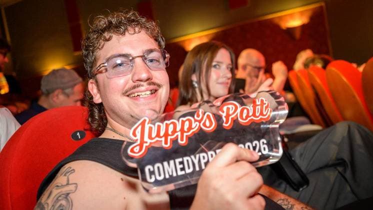 Essen: Verleihung der Comedypreise Essener Ehrendoktor und Jupps Pott ** NUR FÜR REDAKTIONELLE ZWECKE ** EDITORIAL USE ONLY **<p>Jupps Pott Preisträger Ryko bei der Verleihung der Comedypreise Essener Ehrendoktor und Jupps Pott am Dienstag, den 8. September 2026, im Stratmanns Theater in Essen. Deutschland NRW Essen Copyright: UwexErnst