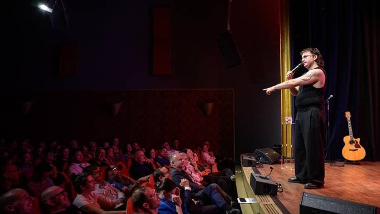 Essen: Verleihung der Comedypreise Essener Ehrendoktor und Jupps Pott ** NUR FÜR REDAKTIONELLE ZWECKE ** EDITORIAL USE ONLY **<p>Jupps Pott Preisträger Ryko bei der Verleihung der Comedypreise Essener Ehrendoktor und Jupps Pott am Dienstag, den 8. September 2026, im Stratmanns Theater in Essen. Deutschland NRW Essen Copyright: UwexErnst