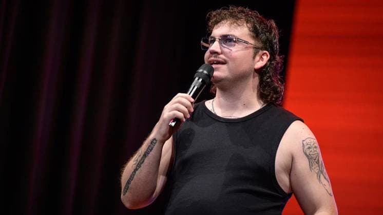 Essen: Verleihung der Comedypreise Essener Ehrendoktor und Jupps Pott ** NUR FÜR REDAKTIONELLE ZWECKE ** EDITORIAL USE ONLY **<p>Jupps Pott Preisträger Ryko bei der Verleihung der Comedypreise Essener Ehrendoktor und Jupps Pott am Dienstag, den 8. September 2026, im Stratmanns Theater in Essen. Deutschland NRW Essen Copyright: UwexErnst
