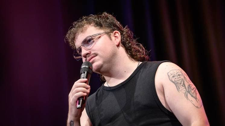 Essen: Verleihung der Comedypreise Essener Ehrendoktor und Jupps Pott ** NUR FÜR REDAKTIONELLE ZWECKE ** EDITORIAL USE ONLY **<p>Jupps Pott Preisträger Ryko bei der Verleihung der Comedypreise Essener Ehrendoktor und Jupps Pott am Dienstag, den 8. September 2026, im Stratmanns Theater in Essen. Deutschland NRW Essen Copyright: UwexErnst