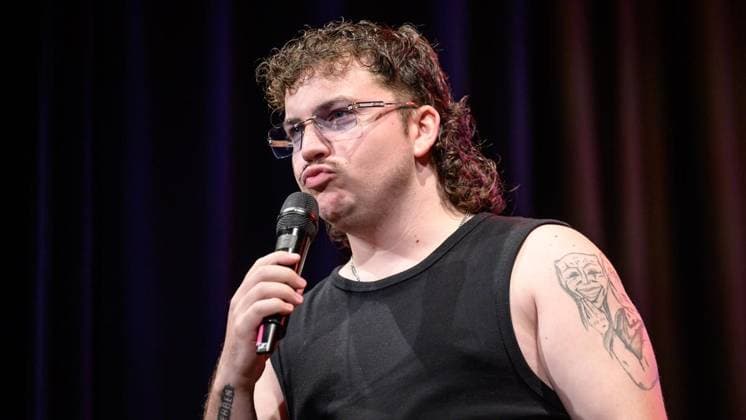Essen: Verleihung der Comedypreise Essener Ehrendoktor und Jupps Pott ** NUR FÜR REDAKTIONELLE ZWECKE ** EDITORIAL USE ONLY **<p>Jupps Pott Preisträger Ryko bei der Verleihung der Comedypreise Essener Ehrendoktor und Jupps Pott am Dienstag, den 8. September 2026, im Stratmanns Theater in Essen. Deutschland NRW Essen Copyright: UwexErnst