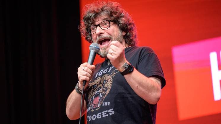 Essen: Verleihung der Comedypreise Essener Ehrendoktor und Jupps Pott ** NUR FÜR REDAKTIONELLE ZWECKE ** EDITORIAL USE ONLY **<p>Hennes Bender bei der Verleihung der Comedypreise Essener Ehrendoktor und Jupps Pott am Dienstag, den 8. September 2026, im Stratmanns Theater in Essen. Deutschland NRW Essen Copyright: UwexErnst