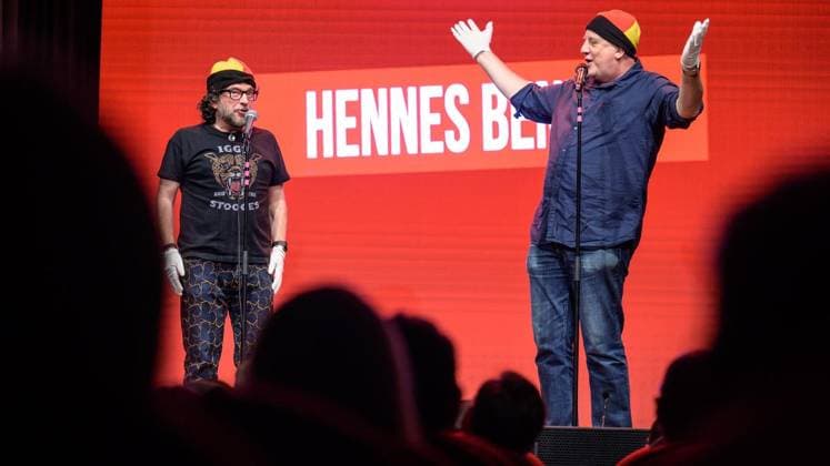Essen: Verleihung der Comedypreise Essener Ehrendoktor und Jupps Pott ** NUR FÜR REDAKTIONELLE ZWECKE ** EDITORIAL USE ONLY **<p>Hennes Bender (l.) und Heinz-Peter Lengkeit bei der Verleihung der Comedypreise Essener Ehrendoktor und Jupps Pott am Dienstag, den 8. September 2026, im Stratmanns Theater in Essen. Deutschland NRW Essen Copyright: UwexErnst