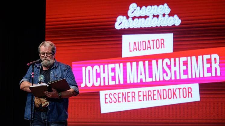 Essen: Verleihung der Comedypreise Essener Ehrendoktor und Jupps Pott ** NUR FÜR REDAKTIONELLE ZWECKE ** EDITORIAL USE ONLY **<p>Jochen Malmsheimer bei der Verleihung der Comedypreise Essener Ehrendoktor und Jupps Pott am Dienstag, den 8. September 2026, im Stratmanns Theater in Essen. Deutschland NRW Essen Copyright: UwexErnst