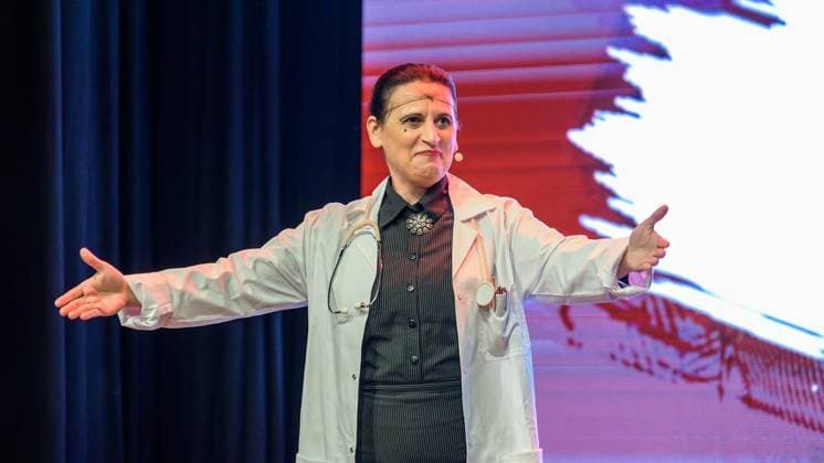 Essen: Verleihung der Comedypreise Essener Ehrendoktor und Jupps Pott ** NUR FÜR REDAKTIONELLE ZWECKE ** EDITORIAL USE ONLY **<p>Essener Ehrendoktor Preisträgerin Carmela de Feo bei der Verleihung der Comedypreise Essener Ehrendoktor und Jupps Pott am Dienstag, den 8. September 2026, im Stratmanns Theater in Essen. Deutschland NRW Essen Copyright: UwexErnst