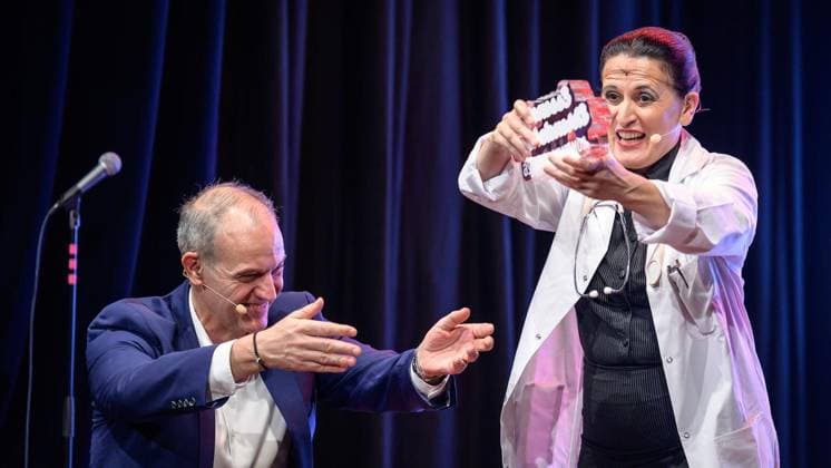 Essen: Verleihung der Comedypreise Essener Ehrendoktor und Jupps Pott ** NUR FÜR REDAKTIONELLE ZWECKE ** EDITORIAL USE ONLY **<p>Essener Ehrendoktor Preisträgerin Carmela de Feo bei der Verleihung der Comedypreise Essener Ehrendoktor und Jupps Pott am Dienstag, den 8. September 2026, im Stratmanns Theater in Essen. Deutschland NRW Essen Copyright: UwexErnst