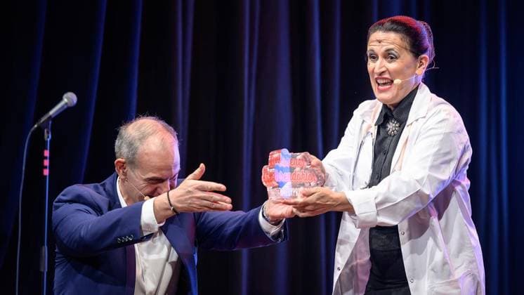 Essen: Verleihung der Comedypreise Essener Ehrendoktor und Jupps Pott ** NUR FÜR REDAKTIONELLE ZWECKE ** EDITORIAL USE ONLY **<p>Essener Ehrendoktor Preisträgerin Carmela de Feo bei der Verleihung der Comedypreise Essener Ehrendoktor und Jupps Pott am Dienstag, den 8. September 2026, im Stratmanns Theater in Essen. Deutschland NRW Essen Copyright: UwexErnst
