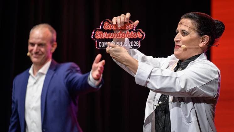 Essen: Verleihung der Comedypreise Essener Ehrendoktor und Jupps Pott ** NUR FÜR REDAKTIONELLE ZWECKE ** EDITORIAL USE ONLY **<p>Essener Ehrendoktor Preisträgerin Carmela de Feo bei der Verleihung der Comedypreise Essener Ehrendoktor und Jupps Pott am Dienstag, den 8. September 2026, im Stratmanns Theater in Essen. Deutschland NRW Essen Copyright: UwexErnst