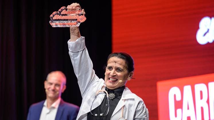 Essen: Verleihung der Comedypreise Essener Ehrendoktor und Jupps Pott ** NUR FÜR REDAKTIONELLE ZWECKE ** EDITORIAL USE ONLY **<p>Essener Ehrendoktor Preisträgerin Carmela de Feo bei der Verleihung der Comedypreise Essener Ehrendoktor und Jupps Pott am Dienstag, den 8. September 2026, im Stratmanns Theater in Essen. Deutschland NRW Essen Copyright: UwexErnst