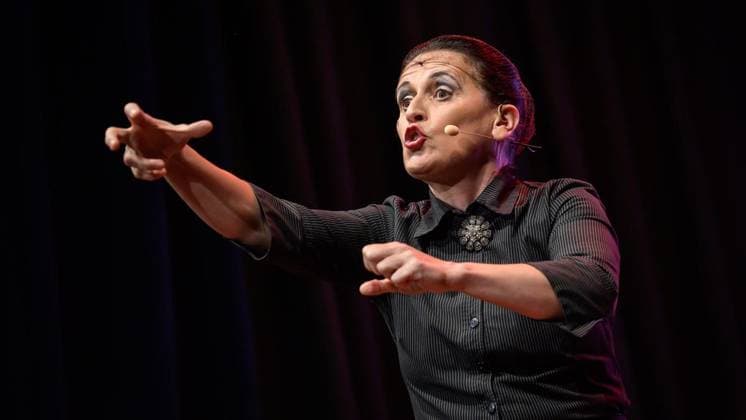 Essen: Verleihung der Comedypreise Essener Ehrendoktor und Jupps Pott ** NUR FÜR REDAKTIONELLE ZWECKE ** EDITORIAL USE ONLY **<p>Essener Ehrendoktor Preisträgerin Carmela de Feo bei der Verleihung der Comedypreise Essener Ehrendoktor und Jupps Pott am Dienstag, den 8. September 2026, im Stratmanns Theater in Essen. Deutschland NRW Essen Copyright: UwexErnst