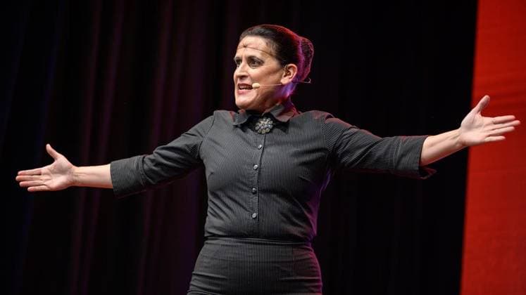Essen: Verleihung der Comedypreise Essener Ehrendoktor und Jupps Pott ** NUR FÜR REDAKTIONELLE ZWECKE ** EDITORIAL USE ONLY **<p>Essener Ehrendoktor Preisträgerin Carmela de Feo bei der Verleihung der Comedypreise Essener Ehrendoktor und Jupps Pott am Dienstag, den 8. September 2026, im Stratmanns Theater in Essen. Deutschland NRW Essen Copyright: UwexErnst