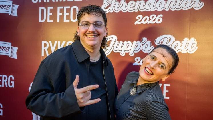 Essen: Verleihung der Comedypreise Essener Ehrendoktor und Jupps Pott ** NUR FÜR REDAKTIONELLE ZWECKE ** EDITORIAL USE ONLY **<p>Essener Ehrendoktor Preisträgerin Carmela de Feo und Jupps Pott Preisträger Ryko bei der Verleihung der Comedypreise Essener Ehrendoktor und Jupps Pott am Dienstag, den 8. September 2026, im Stratmanns Theater in Essen. Deutschland NRW Essen Copyright: UwexErnst