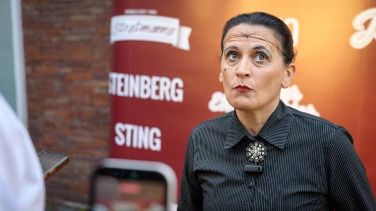 Essen: Verleihung der Comedypreise Essener Ehrendoktor und Jupps Pott ** NUR FÜR REDAKTIONELLE ZWECKE ** EDITORIAL USE ONLY **<p>Essener Ehrendoktor Preisträgerin Carmela de Feo bei der Verleihung der Comedypreise Essener Ehrendoktor und Jupps Pott am Dienstag, den 8. September 2026, im Stratmanns Theater in Essen. Deutschland NRW Essen Copyright: UwexErnst