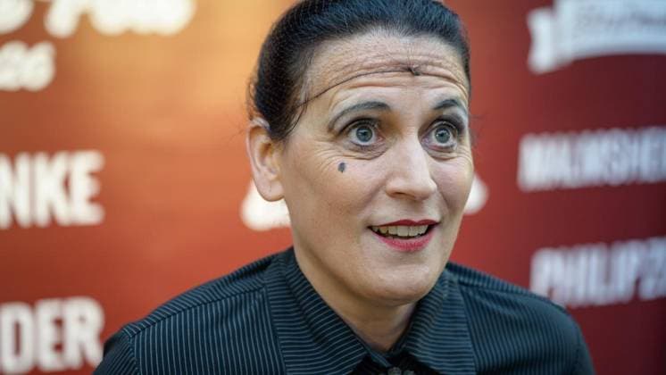 Essen: Verleihung der Comedypreise Essener Ehrendoktor und Jupps Pott ** NUR FÜR REDAKTIONELLE ZWECKE ** EDITORIAL USE ONLY **<p>Essener Ehrendoktor Preisträgerin Carmela de Feo bei der Verleihung der Comedypreise Essener Ehrendoktor und Jupps Pott am Dienstag, den 8. September 2026, im Stratmanns Theater in Essen. Deutschland NRW Essen Copyright: UwexErnst