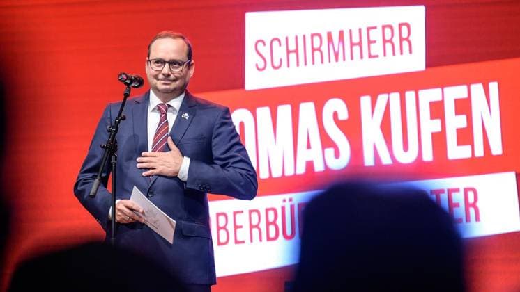 Essen: Verleihung der Comedypreise Essener Ehrendoktor und Jupps Pott ** NUR FÜR REDAKTIONELLE ZWECKE ** EDITORIAL USE ONLY **<p>Oberbürgermeister Thomas Kufen bei der Verleihung der Comedypreise Essener Ehrendoktor und Jupps Pott am Dienstag, den 8. September 2026, im Stratmanns Theater in Essen. Deutschland NRW Essen Copyright: UwexErnst