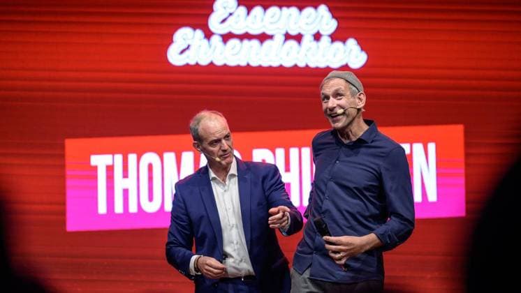 Essen: Verleihung der Comedypreise Essener Ehrendoktor und Jupps Pott ** NUR FÜR REDAKTIONELLE ZWECKE ** EDITORIAL USE ONLY **<p>Thomas Philipzen (r.) und RenÃ Steinberg bei der Verleihung der Comedypreise Essener Ehrendoktor und Jupps Pott am Dienstag, den 8. September 2026, im Stratmanns Theater in Essen. Deutschland NRW Essen Copyright: UwexErnst