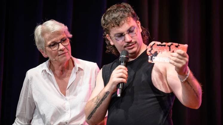 Essen: Verleihung der Comedypreise Essener Ehrendoktor und Jupps Pott ** NUR FÜR REDAKTIONELLE ZWECKE ** EDITORIAL USE ONLY **<p>Gerburg Jahnke und Jupps Pott Preisträger Ryko bei der Verleihung der Comedypreise Essener Ehrendoktor und Jupps Pott am Dienstag, den 8. September 2026, im Stratmanns Theater in Essen. Deutschland NRW Essen Copyright: UwexErnst