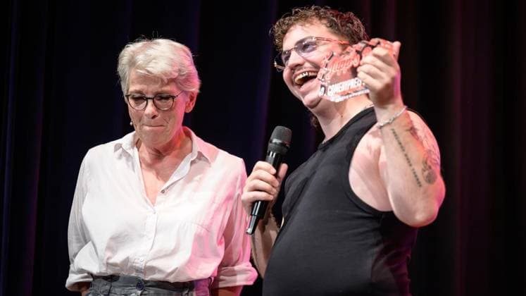 Essen: Verleihung der Comedypreise Essener Ehrendoktor und Jupps Pott ** NUR FÜR REDAKTIONELLE ZWECKE ** EDITORIAL USE ONLY **<p>Gerburg Jahnke und Jupps Pott Preisträger Ryko bei der Verleihung der Comedypreise Essener Ehrendoktor und Jupps Pott am Dienstag, den 8. September 2026, im Stratmanns Theater in Essen. Deutschland NRW Essen Copyright: UwexErnst