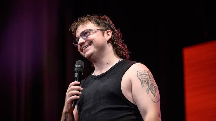 Essen: Verleihung der Comedypreise Essener Ehrendoktor und Jupps Pott ** NUR FÜR REDAKTIONELLE ZWECKE ** EDITORIAL USE ONLY **<p>Jupps Pott Preisträger Ryko bei der Verleihung der Comedypreise Essener Ehrendoktor und Jupps Pott am Dienstag, den 8. September 2026, im Stratmanns Theater in Essen. Deutschland NRW Essen Copyright: UwexErnst