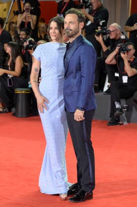 Sosie Bacon und Scoot McNairy bei der Premiere des Kinofilms Company auf der Biennale di Venezia 2023 83. Internationale Filmfestspiele von Venedig im Palazzo del Cinema. Venedig, 08.09.2026