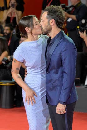 Sosie Bacon und Scoot McNairy bei der Premiere des Kinofilms Company auf der Biennale di Venezia 2023 83. Internationale Filmfestspiele von Venedig im Palazzo del Cinema. Venedig, 08.09.2026