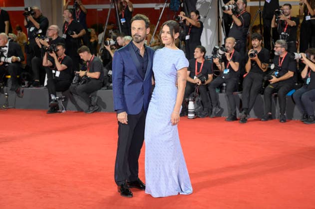 Scoot McNairy und Sosie Bacon bei der Premiere des Kinofilms Company auf der Biennale di Venezia 2023 83. Internationale Filmfestspiele von Venedig im Palazzo del Cinema. Venedig, 08.09.2026